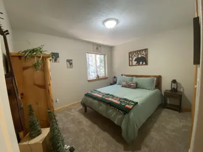 Large deck overlooking hiking trail/fiber-optic wifi/ short walk to village.