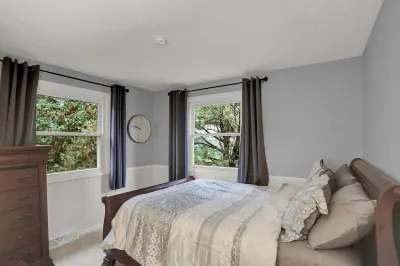 Private/spacious home w/backyard near Grand Park Hotels near D8