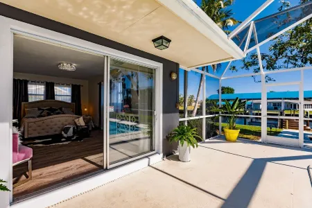 WATERFRONT MODERN 4/2 FLORIDA HOME POOL BOAT DOCK AND LIFT DIRECT GULF ACCESS