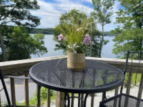 Cozy 2br cottage with firepit, long lake views, lake access and shady/sunny dock