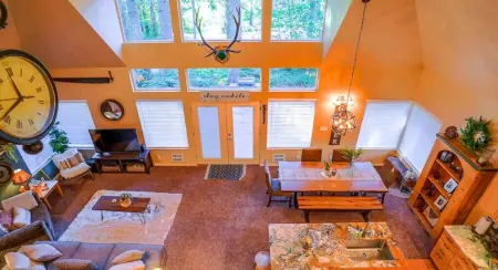 Duke's Chalet Custom Built Oasis in Goat Rocks- pet friendly Отели рядом с достопримечательностью «La Wis Wis Campground»