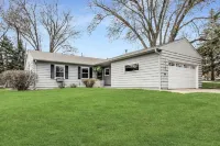 Benelo | Midcentury Modern Single-Level Home, 3 BR
