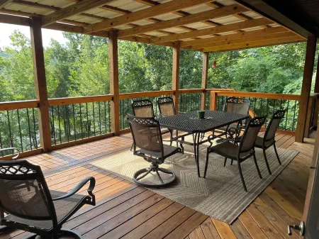 Modern Lakefront Log Cabin on Rough River Lake Отели в г. Grayson County