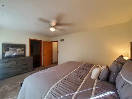 Comfy Newly Furnished Home Отели в г. Johnson County