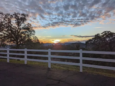 Hilltop Manor- Views - Family Home/Private - Pool and Spa