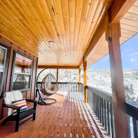 Luxury Cabin near National Parks w/ Hot Tub & Lake
