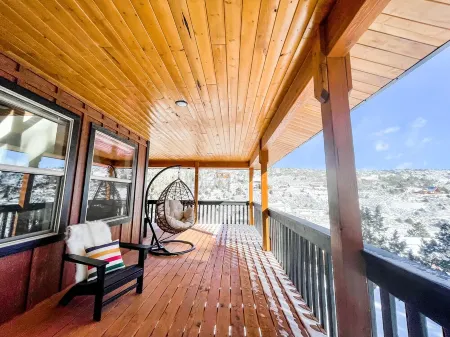 Luxury Cabin near National Parks w/ Hot Tub & Lake
