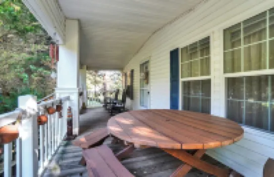 Captain's Cottage- Walking distance to beach, 10 Mins to DE Turf