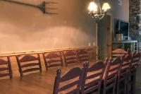 Luxury Creekside Lodge with Hot Tub & Game Room, Great for Large Groups!