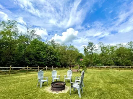 Quaint 2 bedroom cottage at Bass Lake-paddle boards, kayaks, private ramp, bikes