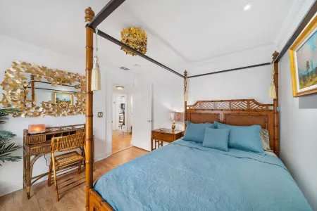 "Sleep with the alligators" at this alligator themed 3/1 in West Palm Beach! Отели рядом с Аэропорт Уэст-Палм-Бич