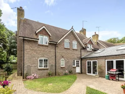 Large coastal cottage with spa Hotel dekat Eweleaze Farm