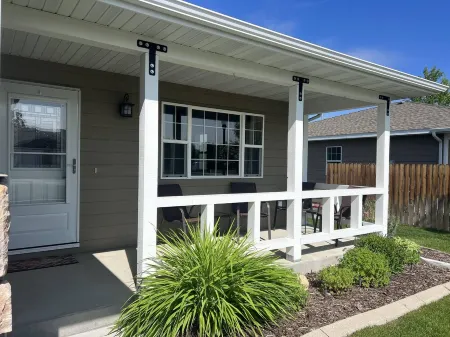 Cozy Cody cul-de-sac home! Sleeps 6.