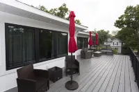 REDBUD HOLIDAY HOUSE: Spacious, Modern Home–Sleeps 14 Plus Incredibly Walkable!