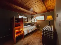 Cozy chalet near lakes and mountains. Pet friendly!