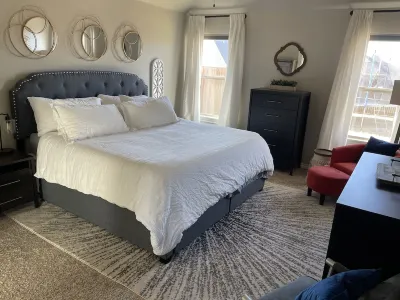Inviting, well equipped, sleeps 8 + comfortably w/ access to Edmond/OKC in mins. Hotels near David's Bridal Oklahoma City OK