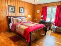 Secluded nature escape. 8 min. to Robert Trent Jones and 5 min. to downtown.