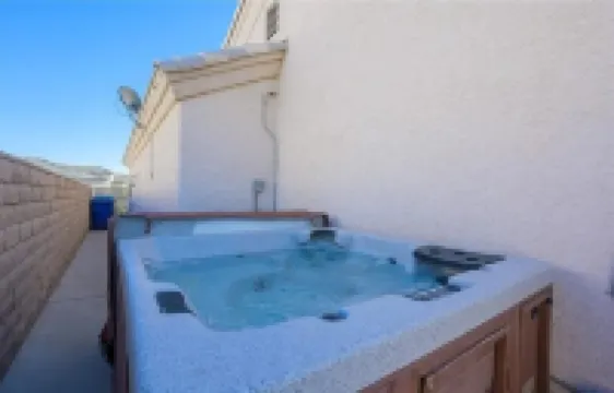 SPECTACULAR SUNSET VIEWS- FABULOUS POOL AND SPA HOME! Hotels in Mohave Valley