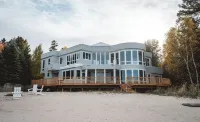 Stunning Lakefront Retreat with Private Beach, sleeps 12 people! Hotels in 