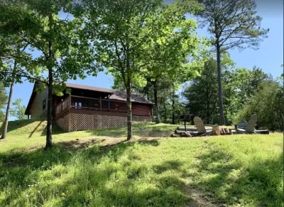 Cozy Cabin Retreat in Gated Community • Kayaks & Fire Pit Included