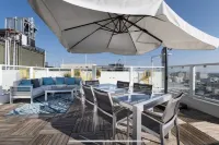 Iconic Heart of DTLA Loft with Rooftop Pool/Jacuzzi/Skyline