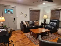 DOWNTOWN COZY GETAWAY فنادق في فورت سميث