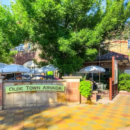 Convenient Location! up to 11 Guests. 5 Beds-2 Kings! Foosball, Games. Garage.