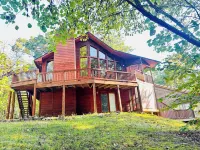 Rustic Luxury in the Smokies: 3-Level Deck, Treehouse, Hot Tub and Games Galore