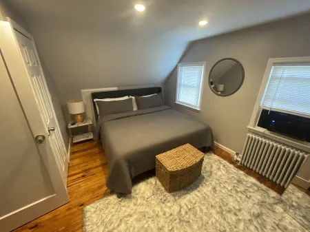 Entire 2 BedRoom Duplex home walk to Hofstra University and Nassau Coliseum