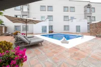 Hotel Suites México Plaza León Campestre - Pool