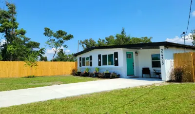 Modern Home ¤ Close to Shopping, Dining & Downtown! Outdoor dinning & Fireplace!