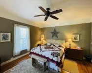 Classic Romantic Creek View D/T Cottage~ Walk to Town & at ~Relax on the Porch