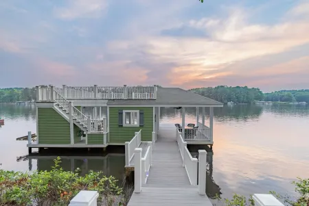 Lakin'ItEasy: Best Dock on lake, upper deck, and Boat slips open. Amazing Views!