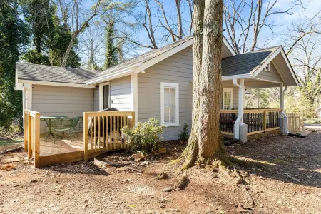 Cozy 2 bedroom in the heart of Gold City