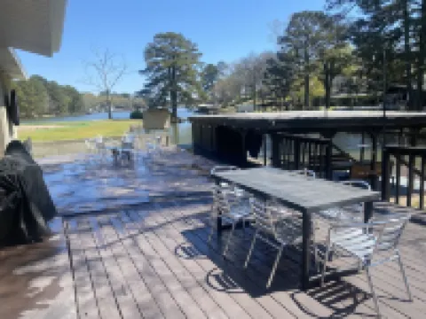 New updated property, Lake front, quiet cove! Kayaks!