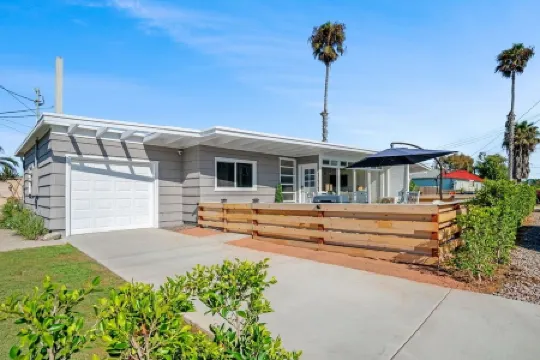 "POINT BREAK! House 2-King Beds, 1-Block to Beach!