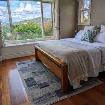 "Huonview" House on the Hill. Views for miles. 5 mins from CBD Rooms