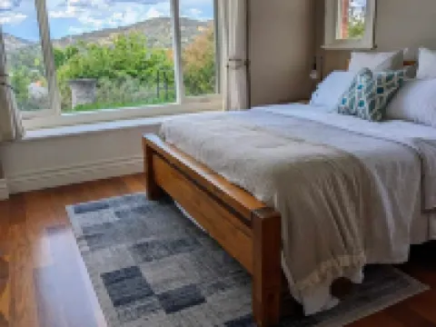"Huonview" House on the Hill. Views for miles. 5 mins from CBD Hotels in Wodonga