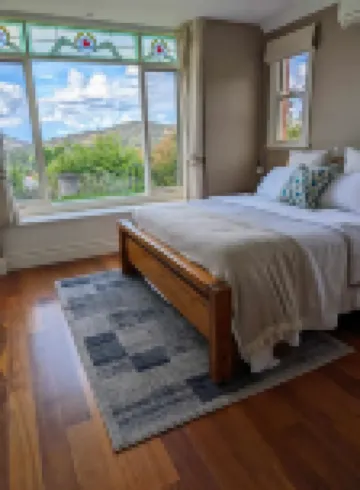 "Huonview" House on the Hill. Views for miles. 5 mins from CBD