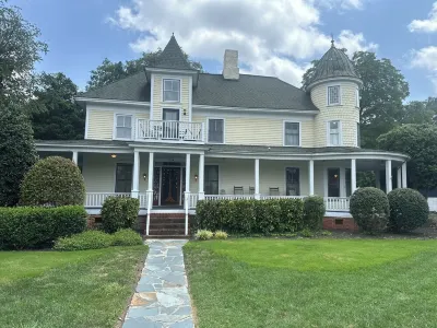 Historic Wade-Arscott home, Upper Level 2BR/2BA in Downtown Troy