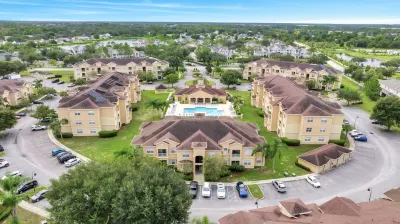 Spacious 4BR Condo with Pool / HotTub / Clubhouse in Davenport, FL.