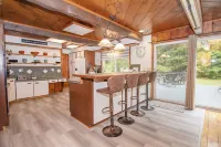 Adirondack 4bed 2bath Cottage close to the village with Hot Tub Hotels in Lake George