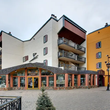 1 min. to slopes!Wake up & Ski! Steps to ski lift/gondola, shops & dining!