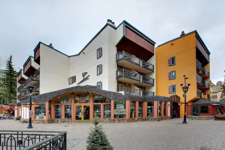 1 min. to slopes!Wake up & Ski! Steps to ski lift/gondola, shops & dining!