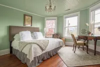 Relaxing Farmhouse, pet friendly, walk to town