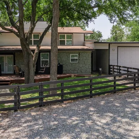 Superb Lake Texoma Home, 4 beds, 2.5 Baths, Hot Tub,1.5 miles to Highport Marina