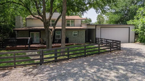 Superb Lake Texoma Home, 4 beds, 2.5 Baths, Hot Tub,1.5 miles to Highport Marina Hotels in Sherman-Denison