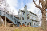 Treehouse: Hot Tub! Firepit! Cozy, Secluded, + Spacious.