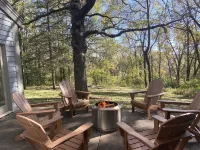 Treehouse: Hot Tub! Firepit! Cozy, Secluded, + Spacious.