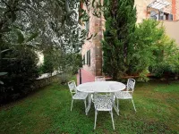 Historic house with garden in front of the Grotta Giusti Thermal pool near Lucca モンスンマーノ・テルメのホテル